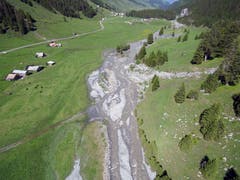 Da der Fätschbach daraufhin zu viel Wasser und teilweise Geschiebe mit sich führte, kam es zu Flurschäden, die nun behoben werden. (Bild: Stefan Simmen, Spiringen, 17. Juni 2019)