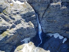 An der Felswand in der Chlus stürzte das Wasser rund 200 Meter in die Tiefe. (Bild: Stefan Simmen, Spiringen, 17. Juni 2019)