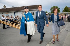 Standesweibelin Anita Imfeld-Müller mit Kantonsratspräsident Josef Wyss und deren Partnerin Liliane Schürch.