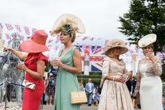 Neben den Pferderennen und dem Auftritt der Royals, zieht am Royal Ascot vor allem eines Aufmerksamkeit auf sich: Die Hutkreationen der Gäste. (Bild: Leon Neal/Getty Images, Ascot, 18. Juni 2019)