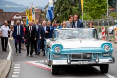 Kantonsratspräsident Josef Wyss (CVP) und seine Partnerin Liliane Schürch werden in einem Oldtimer chauffiert.