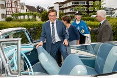 Noch vor der Feier: Kantonsratspräsident Josef Wyss (CVP) steigt in einen Oldtimer.