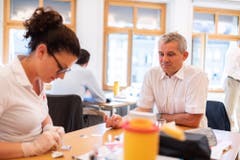 Alles in Ordnung mit dem Herz-Kreislauf-System? Nationalrat Beat Jans (SP/BS) bei der Blutentnahme. (Bild: Martin Baur)