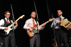 Die Band spielte in ungewöhnlicher Besetzung «Johnny B. Goode». (Bild: Urs Hanhart, Altdorf, 19. Juni 2019)