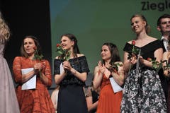 Viel Freude über das Zeugnis. (Bild: Urs Hanhart, Altdorf, 19. Juni 2019)