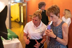 Funktionstest der Lunge: Nationalrätin Ruth Humbel (CVP/AG) bei der Station der Lungenliga. (Bild: Martin Baur)