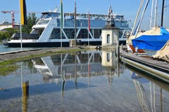 Venedig? Nein Romanshorn. Dank hohem Pegelstand scheinen die Schiffe und Fähren grösser. (Bild: Hansjürg Oesch)