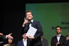 Noel Baumann freut sich über die bestandene Matura. (Bild: Urs Hanhart, Altdorf, 19. Juni 2019)