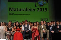 Die Maturanden freuen sich auf ihre Zeugnisse. (Bild: Urs Hanhart, Altdorf, 19. Juni 2019)