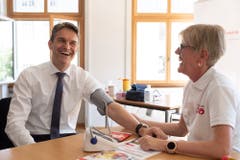 Ein entspannter Fraktionschef: Nationalrat Beat Walti (FDP/ZH) bei der Messung des Blutdrucks. (Bild: Martin Baur)