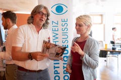 Gut beraten: Nationalrätin Isabelle Moret (FDP/VD) informiert sich über den Augentest. (Bild: Martin Baur)