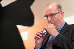 Volle Konzentration beim Lungentest: Bauernpräsident und Nationalrat Markus Ritter (CVP/SG) atmet tief aus. (Bild: Martin Baur)