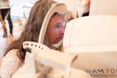 Messung des Innendrucks des Auges: Yvette Estermann (SVP/LU) beim Sehtest. (Bild: Martin Baur)
