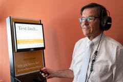 Ist da ein Geräusch? Nationalrat Bruno Pezzatti (FDP/ZG) beim Hörtest. (Bild: Martin Baur)