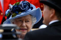 Ob sich die Queen und Herzogin Kate bei der Farbe abgesprochen haben? (Bild: EPA/NEIL HALL)