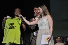 Die Maturanden sagen «Ciao» zu ihrem Rektor Daniel Tinner. (Bild: Urs Hanhart, Altdorf, 19. Juni 2019)
