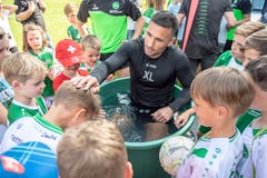 Goalie Dejan Stojanovic mit kleinen Fans. (Bild: Urs Bucher)