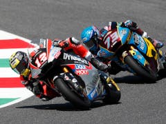 Anfänglich lag Tom Lüthi noch vor dem nachmaligen Sieger Alex Marquez aus Spanien (Bild: KEYSTONE/AP/ANTONIO CALANNI)