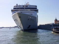 Die «MSC Opera» gehört einer in der Schweiz registrierten und in Genua ansässigen internationalen Kreuzfahrtlinie. (Bild: KEYSTONE/AP Vigili del Fuoco/Italian Firefighters)