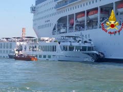 Die «MSC Opera» rammte beim Einfahren in den Giudecca-Kanal die Hafenanlage und prallte auf das Touristenboot. (Bild: KEYSTONE/AP Italian Firefighters)