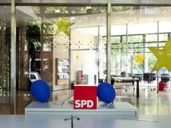 Eingang des SPD-Hauptsitzes in Berlin. (Bild: KEYSTONE/EPA/FELIPE TRUEBA)