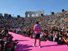 Richard Carapaz auf dem Rosa-Teppich (Bild: KEYSTONE/EPA ANSA/ALESSANDRO DI MEO)