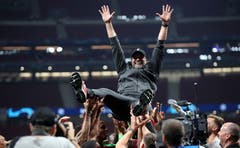 Ein Hoch auf den Trainer! Jürgen Klopp wird von seinen Spielern gefeiert. (Bild: Francisco Seco/AP Photo)