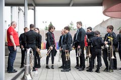 Die Jugendmusik Hochdorf JBO Oberseetal vor dem Auftritt am Jugendmusiktag in Altishofen am 25. Mai. (Bild: Manuela Jans-Koch)