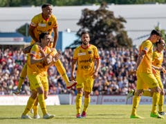 Xamaxiens im ungewohnten Gelb: Sie feiern hier das 4:0 von Geoffroy Tréand (links vorne) (Bild: KEYSTONE/CHRISTIAN MERZ)
