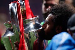 Der 1:0-Scorer Mohamed Salah küsst den Champions League Pokal. (Bild: Manu Fernandez/AP Photo)