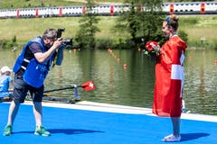 Gmelin posiert mit ihrer Silbermedaille – auch das gehört dazu. (Alexandra Wey/Keystone, 2. Juni 2019)