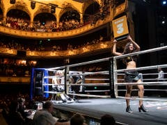 Schauplatz war das Berner Stadttheater. Während sich die Boxer in der Ecke eine Pause gönnen, zeigt ein Ringgirl die nächste Runden an (Bild: KEYSTONE/PETER KLAUNZER)