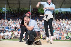 Jubelsprünge beim Triumphator, geknickte Miene beim Verlierer: Reichmuth war heute einmal mehr der beste Schwinger. (Bild: Eveline Beerkircher, Willisau, 2. Juni 2019)