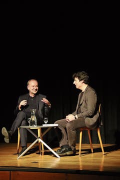 Schriftsteller Ferdinand von Schirach im Gespräch mit dem Zürcher Literaturprofessor Philipp Theison. (Bild: Mirjam Bächtold)