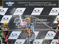 Moto2-Podestfeier in Mugello: Sieger Alex Marquez (Mitte) mit Luca Marini (links) und dem drittklassierten Berner Tom Lüthi (Bild: KEYSTONE/EPA ANSA/CLAUDIO GIOVANNINI)
