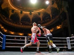 Im Hauptkampf des Box-Meetings in Bern bezwang Lokalmatador Alain Chervet (links) den Mexikaner Edgar Jimenez (Bild: KEYSTONE/PETER KLAUNZER)
