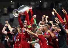 Liverpool-Captain Jordan Henderson feiert mit seinem Team den 2:0-Sieg gegen Tottenham. (Bild: Kiko Huesca/EPA)