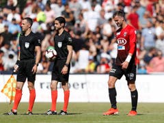Stefan Maierhofer verabschiedet sich in die Halbzeit. Da stand es schon 0:3 (Bild: KEYSTONE/PETER KLAUNZER)