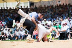 Kilian Wenger gegen Roman Zurfluh beim 4. Gang. Der Dietwiler ist in der Bredouille. (Bild: Eveline Beerkircher, Willisau, 2. Juni 2019)