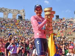 Richard Carapaz mit der Siegtrophäe in der Arena von Verona (Bild: KEYSTONE/EPA ANSA/ALESSANDRO DI MEO)
