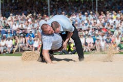 Pirmin Reichmuth (rechts) gewinnt den Schlussgang gegen Sven Schurtenberger.(Bild: Eveline Beerkircher, Willisau, 2. Juni 2019)