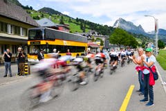 Die Durchfahrt des Trosses in Alt St.Johann. (Bild: Keystone)