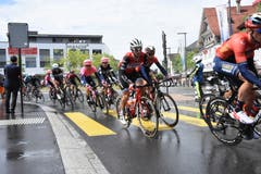 Die Tour de Suisse schlängelt sich durch Wattwil. (Bild: Urs M. Hemm)