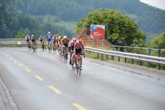 Eine Spitzengruppe kommt zuerst vom Ricken in Wattwil an. (Bild: Beat Lanzendorfer)