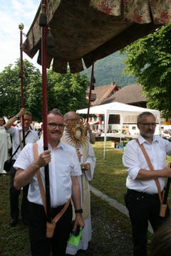 Beschützt vom Baldachin trägt Pfarradministrator Melchior Betschart die Monstranz an den Altar. (Bild: Sepp Odermatt, Oberdorf, 20. Juni 2019)