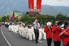 Die Fronleichnamsprozession zieht von Stans Richtung Landsgemeindering Wil.(Bild: Sepp Odermatt, Oberdorf, 20. Juni 2019)