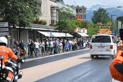 Wer diesen Wagen vor sich sieht, kann das Rennen beenden. Der Besenwegen «kehrt» in Wattwil. (Bild: Urs M. Hemm)