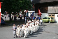 Die Erstkommunionkinder aus Stans ziehen in den Landsgemeindering ein. (Bild: Sepp Odermatt, Oberdorf, 20. Juni 2019)
