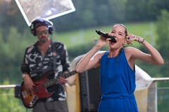 Steff la Cheffe schäkerte in der Rotsee-Badi von Beginn weg mit dem Publikum. (Bild: Harald Bader, Ebikon, 19. Juni 2019)
