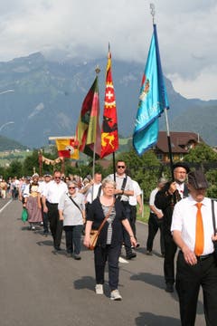 Die Fronleichnamsprozession zieht von Stans Richtung Landsgemeindering Wil. (Bild: Sepp Odermatt, Oberdorf, 20. Juni 2019)